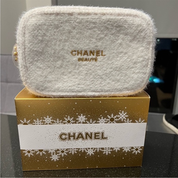 CHANEL 2024 Holiday Cosmetics Bag - Picture 1 of 8